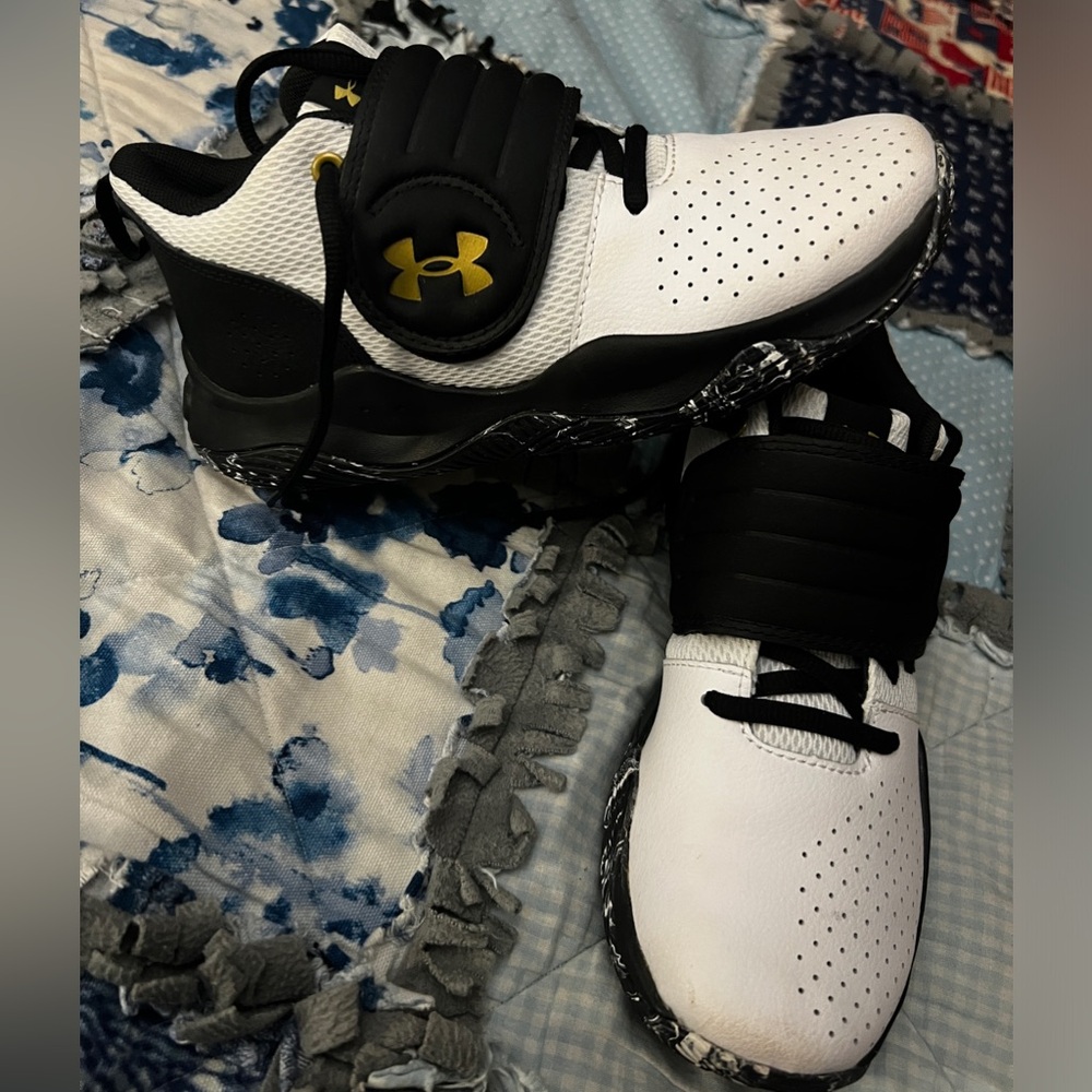 BOYS' UNDER ARMOUR BIG KID ZONE BASKETBALL SHOES